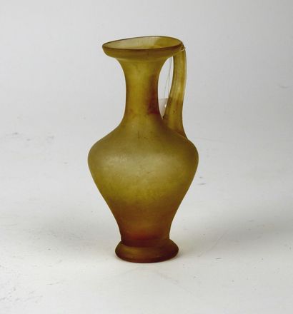 null Yellowish glass jug.


Roman style.