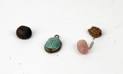 Amulettes.Un scaraboïde 
Et trois scarabées.Calcédoine,...
