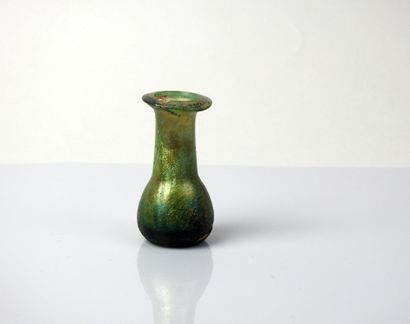 null Curious vase in very thick glass of a very dark green color


Glass 7 cm


Roman...