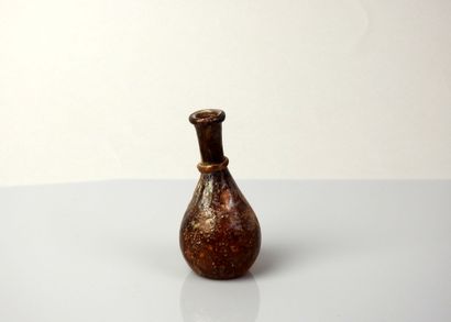  Joli vase à décor d’anneau en relief sur le col d’une belle couleur marron 
Verre...