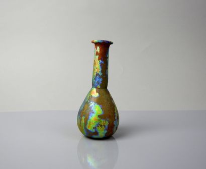  Vase à long col et belle irisation 
Verre 14.5 cm 
Période romaine