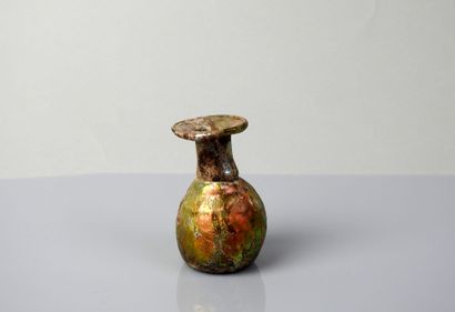 null Small bottle with an important iridescence


Glass 6.5 cm


Roman period