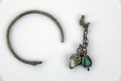 null Set including a bracelet and a chain with two pendants


Bronze 6 cm


Roman...