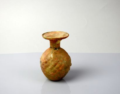 null Important vase dont la panse est marquée par un décor en relief dans des croisillons...