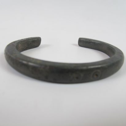 null Bronze child's bracelet decorated with 2 ocelli. L 62 x 51 x 7mm. Ancient Celtic...