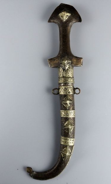 null Curved arabic dagger in its decorated sheath


29 cm


End of the XIXth and...