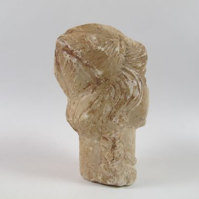 null Female head in alabaster. H 10cm. Style of the oriental dynasties of the Greco-Roman...