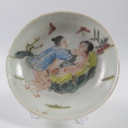 null Asia. China. Porcelain cup with erotic scene. D approx. 8cm. Meiguo Republic...