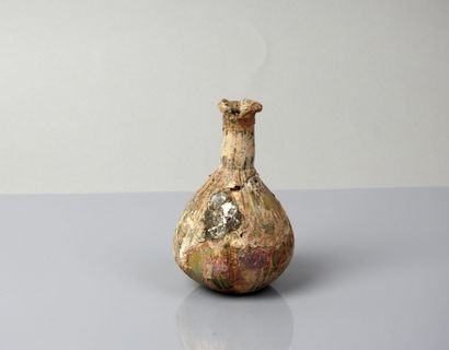 null Bottle with white veined sides


Glass 9 cm, accidents and restorations


Roman...