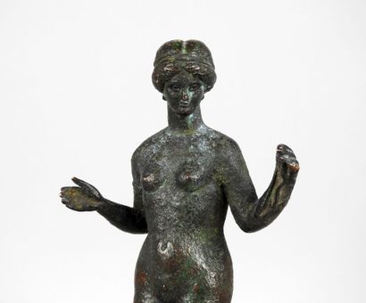 null Statuette of very large size representing Venus holding a veil in the left hand...