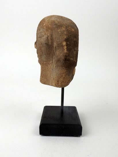 null Bust of a dignitary .


Sandstone.style of the last dynasties.H :12cm.