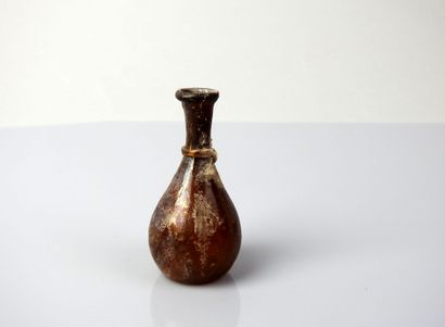  Joli vase à décor d’anneau en relief sur le col d’une belle couleur marron 
Verre...