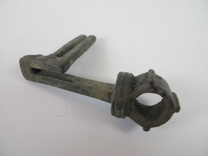 null Key of trunk with translation with bent bit and simple ring. Bronze. L 8.5cm....