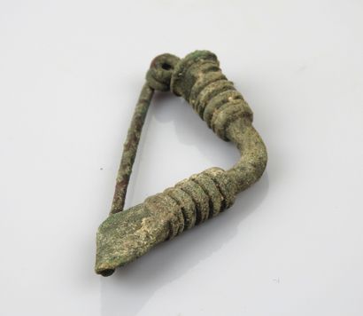 null Bronze bow fibula.


Roman period, first millennium AD.


L:7cm. 


Prov:Old...