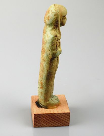 null Chaouabti d’un prêtre de Ptah.Fritte.Style ramesside.


H :11,5cm.