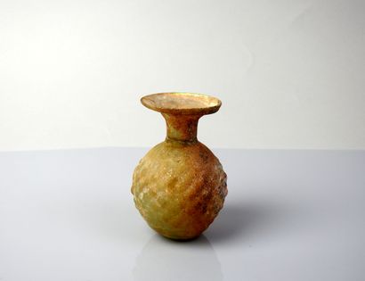  Important vase dont la panse est marquée par un décor en relief dans des croisillons...