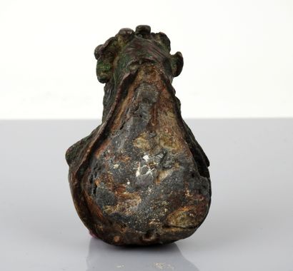 null Important scale cursor representing a horned deity, with a superb dark patina,...