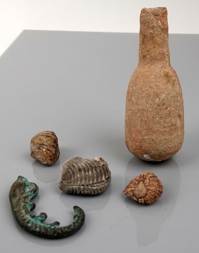  Lot comprenant un vase, un élément en bronze et des fossiles