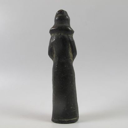null Statuette of a female character with a cup. Bronze with black patina. L 9cm....