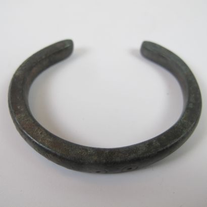 null Bronze child's bracelet decorated with 2 ocelli. L 62 x 51 x 7mm. Ancient Celtic...