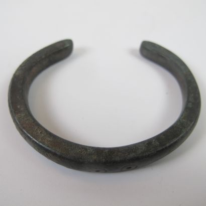 null Bracelet d’enfant en bronze décoré de 2 ocelles. L 62 x 51 x 7mm. Monde celte...