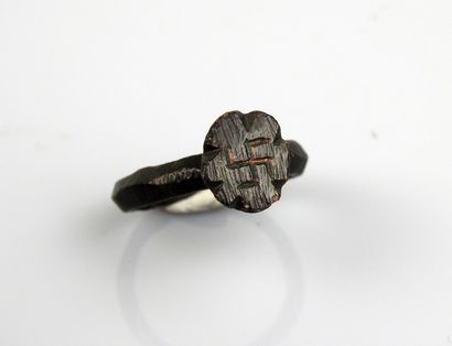 Important ring with swastika decoration


Bronze...