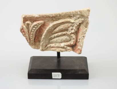 null Limestone fragment decorated with acanthus leaves, remnants of polychromy, Roman...