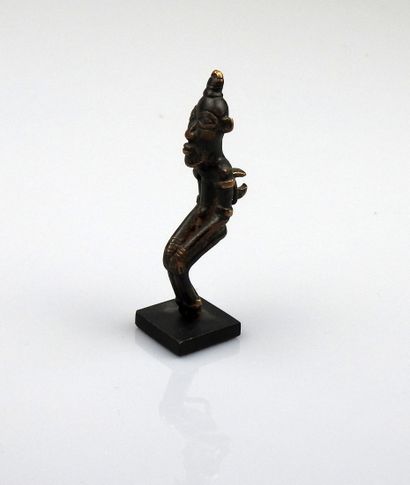 null Nice bronze with old patina representing a wise man with his hands on his knees


Brass...