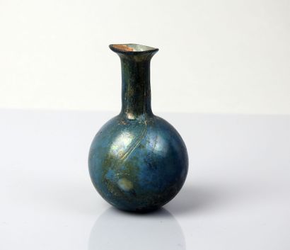 null Superb vase with long neck of a very beautiful night blue color


Glass 7 cm


Roman...