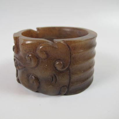 null Asia. China. Jade ring with a Taotie mask. Amber nephrite. D 5.5cm. H 3.3cm....