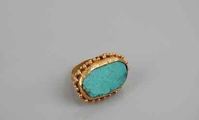 null Ring with a bezel decorated with turquoise


Gold Finger size 50 9.14 gr


Marked...