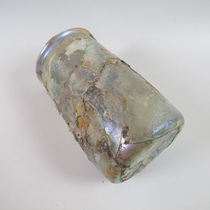 null Iridescent glass goblet. H 10.5cm D 6cm. As is (missing, restored, fragile,...