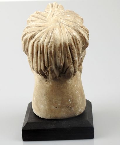 null Bearded head.Limestone.


Celtic style.H :10,5cm.