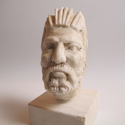 null Bearded and crowned head. Marble or other material. H 10cm. Greco-Roman sty...