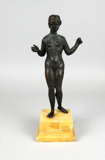 null Statuette of very large size representing Venus holding a veil in the left hand...