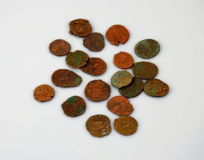 null Dix neuf monnaies romaines.