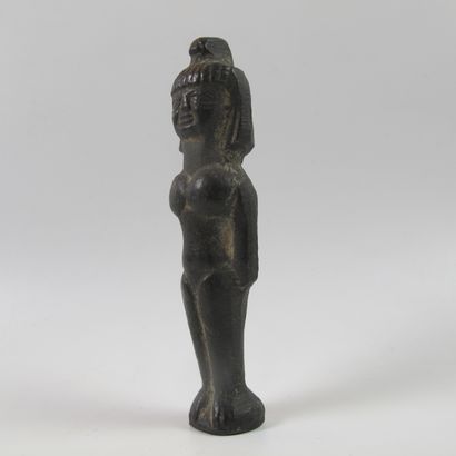 null Statuette de divinité féminine, probablement Ishtar. Bronze à patine noire....