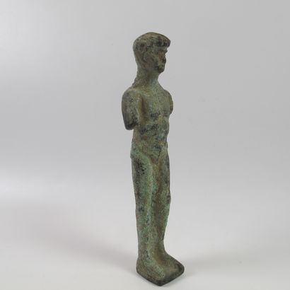 null Statuette d’éphèbe en bronze. Style romain. L 15 cm.