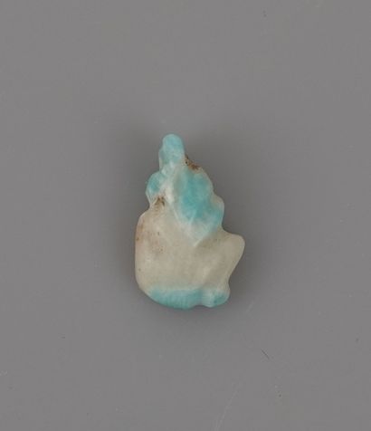 null Amulet representing a kneeling child, symbol of the sun, wearing the wick of...