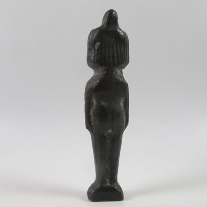 null Statuette de divinité féminine, probablement Ishtar. Bronze à patine noire....