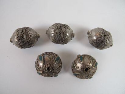 null Five silver alloy beads filigree and enamel. Approx. 23g. D 24mm and L 27mm....