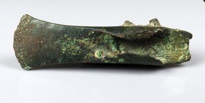 null Axe with median fins


Old Jeandelize collection


Bronze 13 cm


Protohistory...