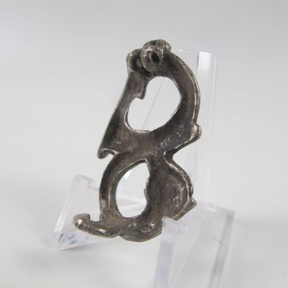 null Roman military fibula in the shape of a trumpet. Silver alloy. L 3.5cm. 100...