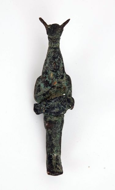 null Statuette représentant Isis allaitant Horus


Bronze 13 cm


Style de la Basse...