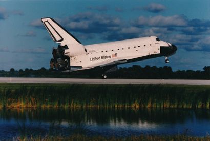 null Nasa. Nice landing and profile view of the space shuttle Atlantis (Mission STS-86)...