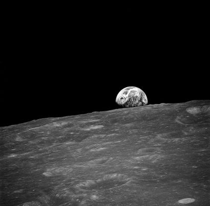  Nasa. GRAND FORMAT. Mission Apollo 8. La Lune depuis l'orbite lunaire, avec la planète...
