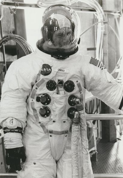 null Nasa. Mission Apollo 12. Le commandant Charles Conrad pénètre dans la chambre...