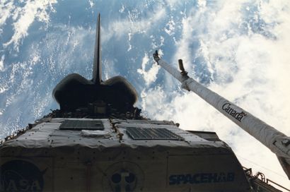 null View of the Earth in the background of the space shuttle Discovery's payload...
