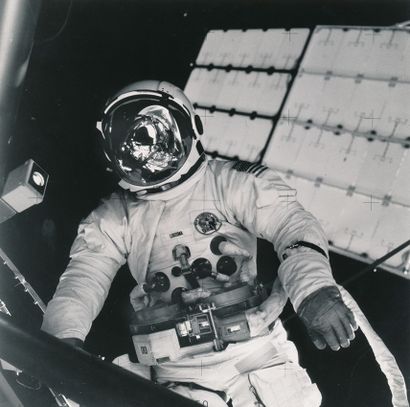 null Nasa. Une superbe photographie de astronaute américain JACK LOUSMA au cours...