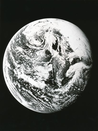 null Nasa. Vue de la Terre depuis l'espace. Circa 1970. Tirage chromogénique d'époque...